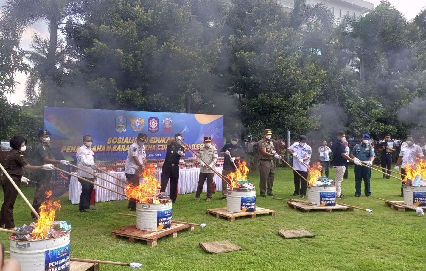Bea Cukai Musnahkan 12 Juta Rokok Ilegal