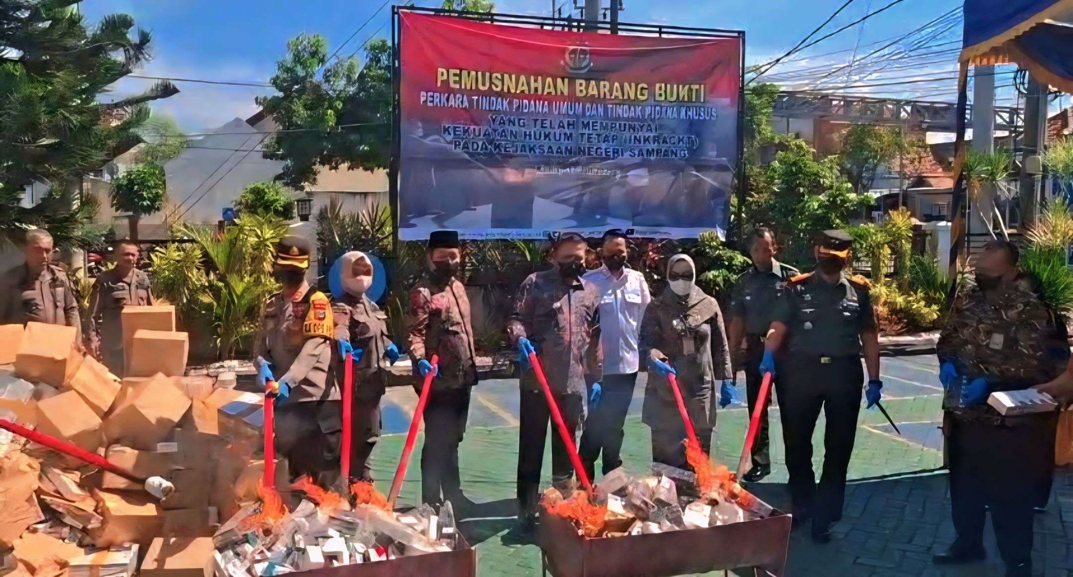 Kejari Sampang Musnahkan Ribuan Barang Bukti dari 175