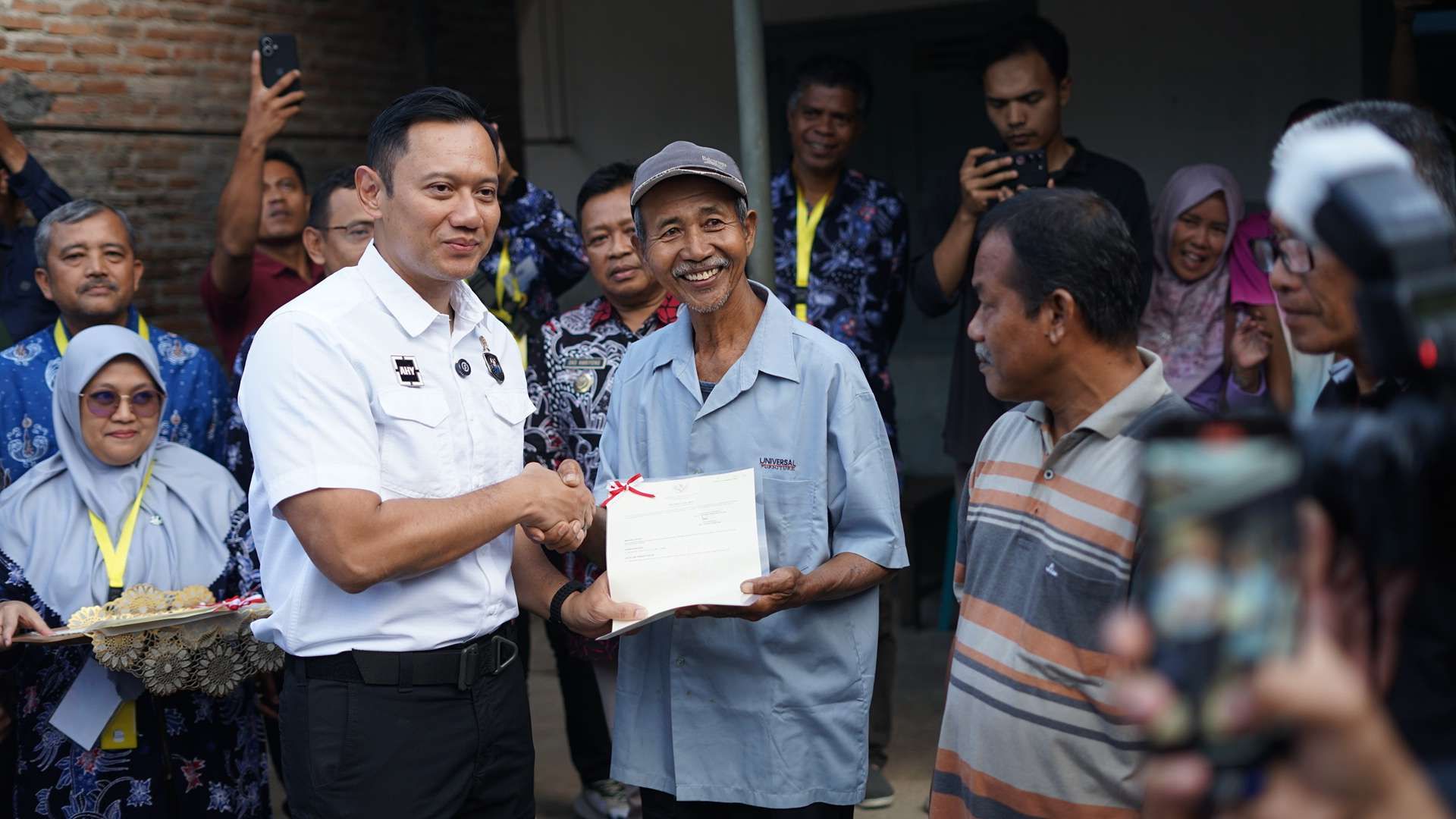 Menko AHY Bagikan 140 Sertifikat Tanah di Pacitan
