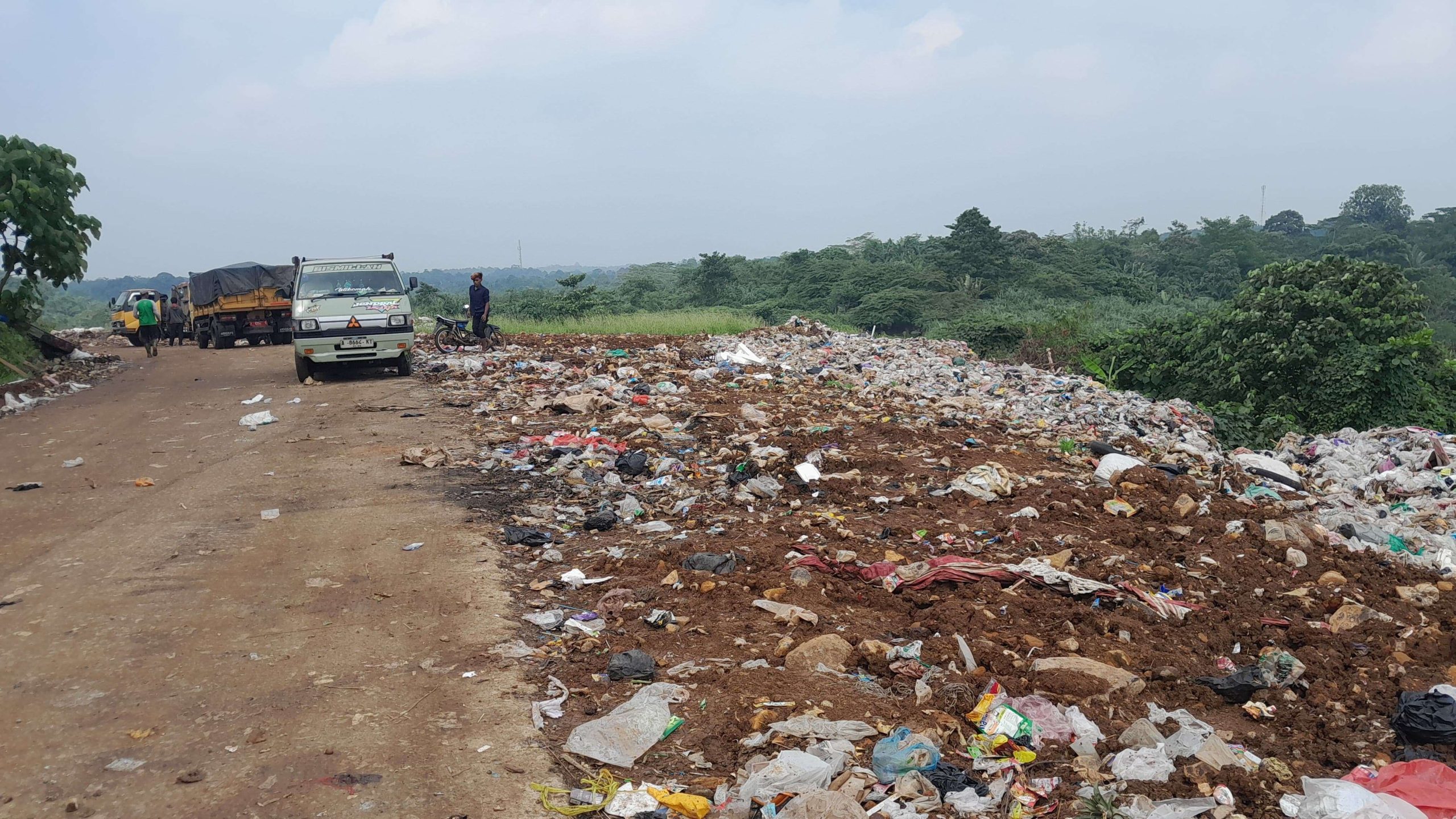 Warga Keluhkan Bau Sampah TPA Bangkonol yang Menyengat